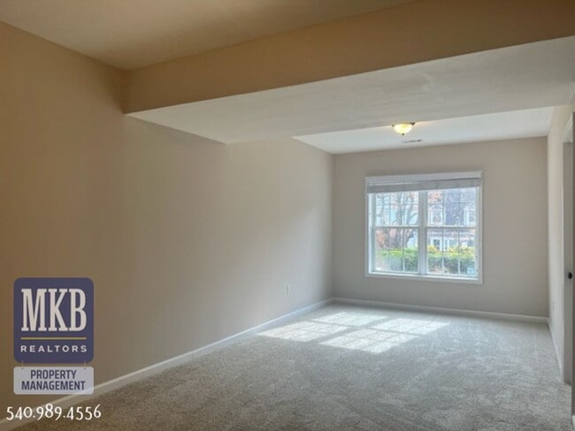 Building Photo - Spacious 3 Bedroom/ 2.5 Bath Home