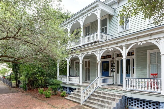 Building Photo - Large Three Bedroom in Historic District