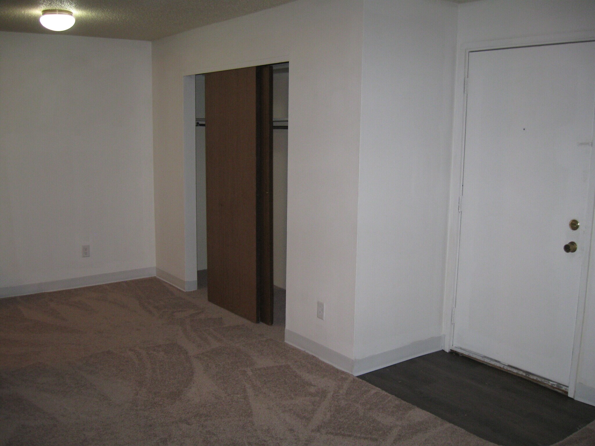 Building Photo - 507 W White St