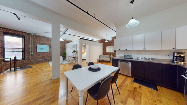 Building Photo - 19 Stanhope St