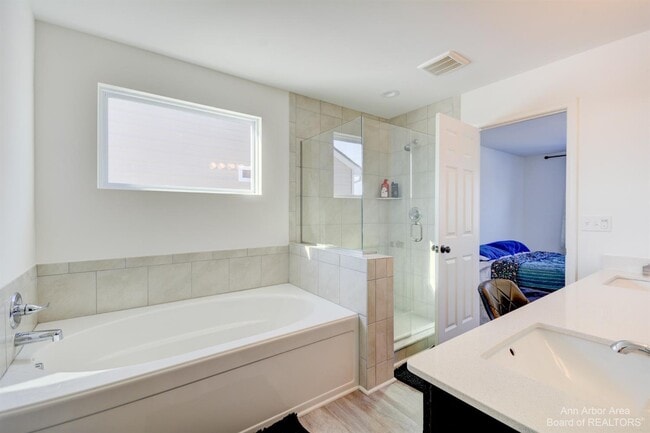 Building Photo - 9480 White Tail Dr