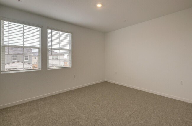 Building Photo - 905 Plum Tree Ave