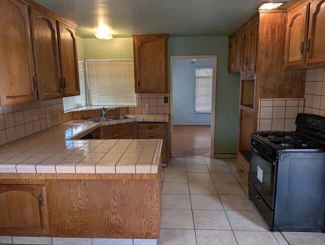 Building Photo - 4 bedroom 1 bathroom Pinedale home offerin...