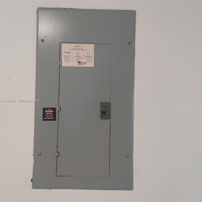 Building Photo - 2300 Park Ln