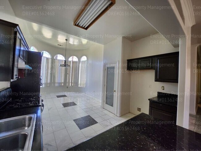Building Photo - 4 bedroom 3 FULL bath/ 3 CAR Garage.. 2418...