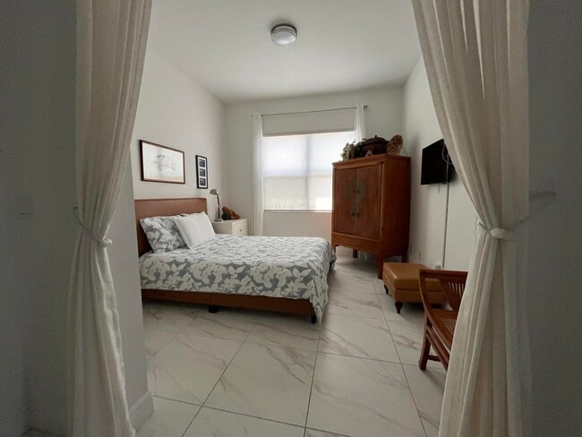 Building Photo - 5663 St Armands Way