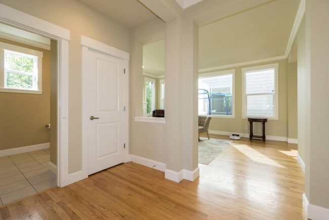 Building Photo - 4 bedroom in Newcastle WA 98059