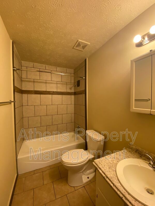 Building Photo - 1033 Alpine Ct
