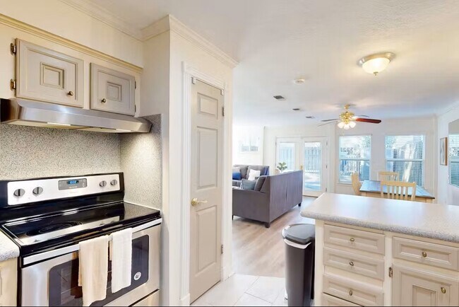 Building Photo - 3935 Knollcrest Dr