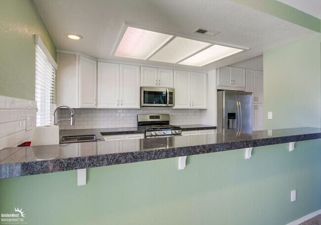 Building Photo - Stunning 4Bdm 2.5Ba Home Located in the Hi...