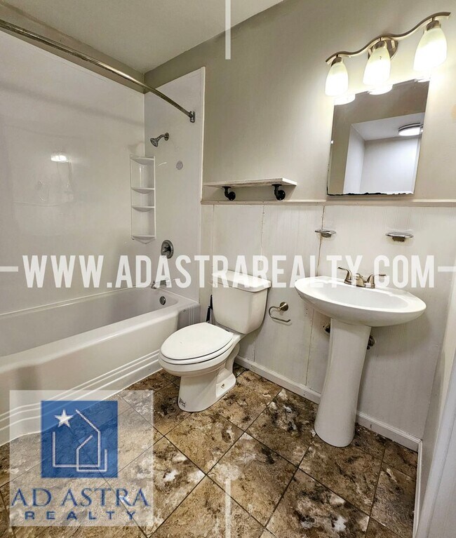 Building Photo - Open 3 Bed 2 Bath Home KCMO!!-Available NOW!!