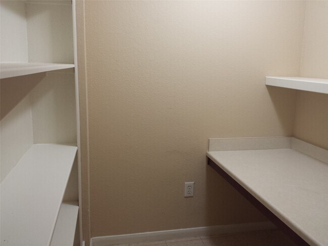 Building Photo - 7575 Kirby Dr