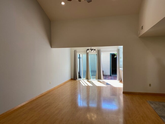 Building Photo - 201 Lagunaria Ln