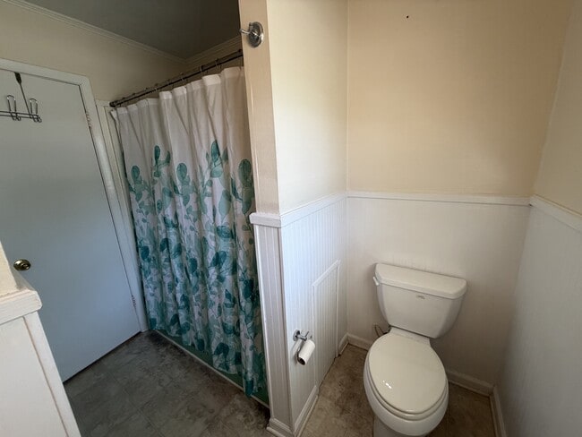 Building Photo - 1008 W Arlington Blvd