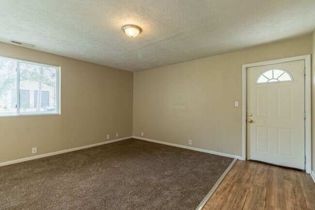 Building Photo - **$500 Move In Credit - SHORT TERM LEASE O...