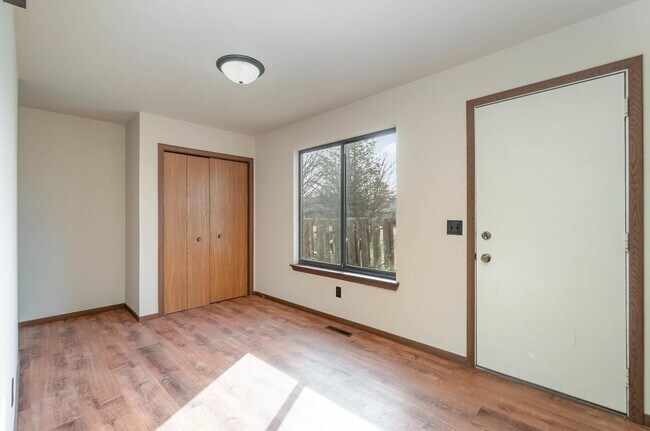 Building Photo - 2 Bedroom Rental Duplex with Attached Garage $1300/month