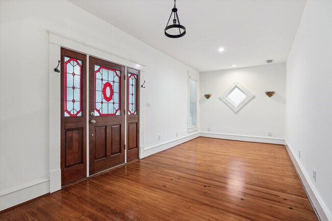 Building Photo - 208 E 12th St