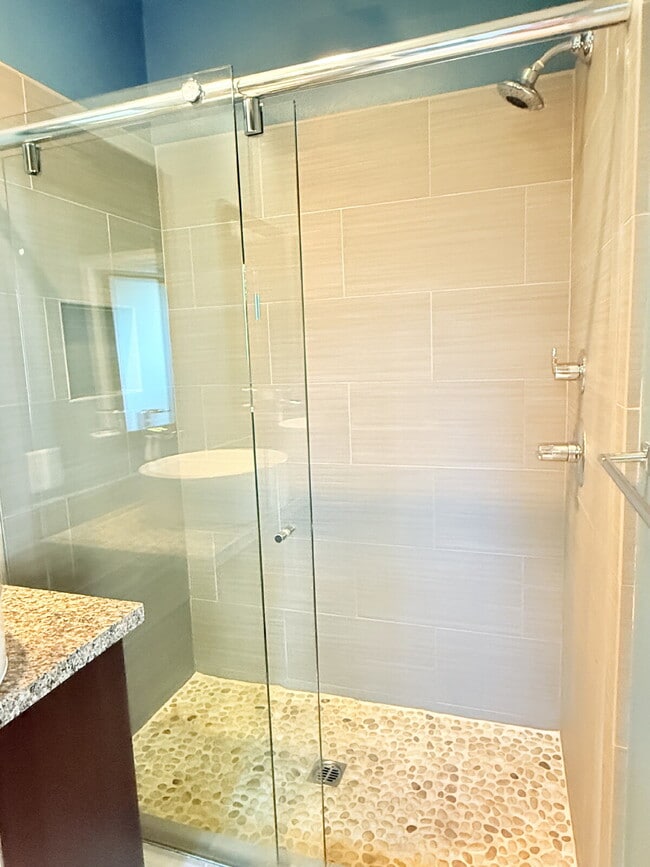 Building Photo - Modern Comfort Awaits: Spacious 3-Bed, 3.5...