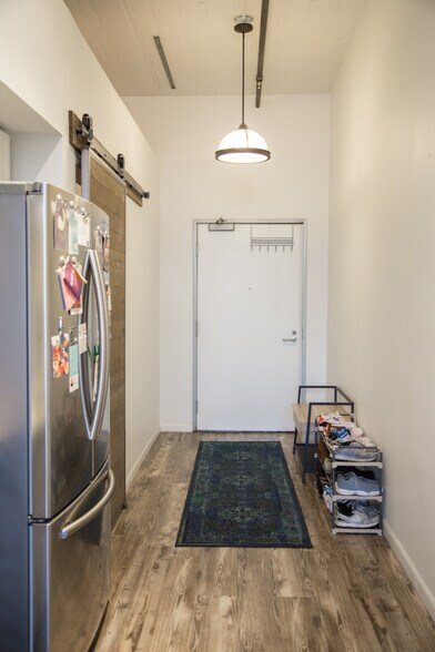 Building Photo - 420 S San Pedro St