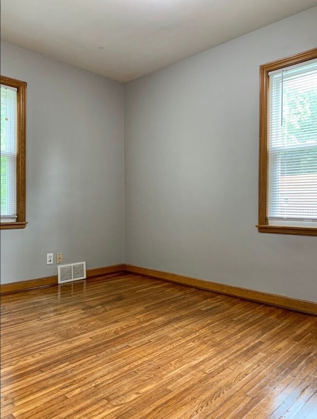 Building Photo - Spacious 4 Bedroom 1 Bath house in Crystal!!