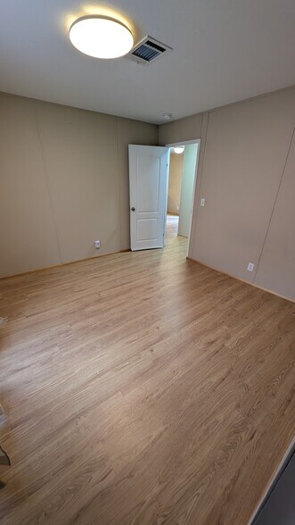 new laminate fllors - 3023 SW 50th St