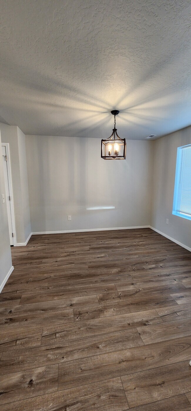 Building Photo - 409 Hildago Wy