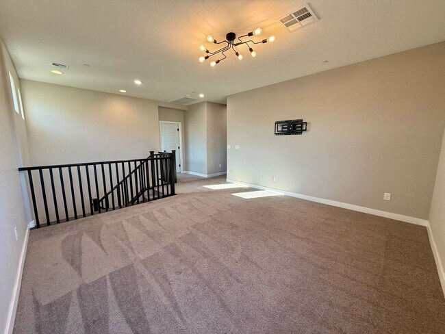 Building Photo - 3/BD 2.5/BA Contemporary Comfort in a Prime Location!