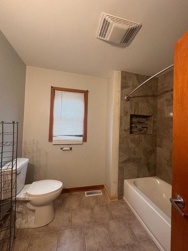 Building Photo - 257 Fernwood St