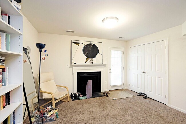 Building Photo - Pet-Friendly Townhome Convenient to UVA & Downtown