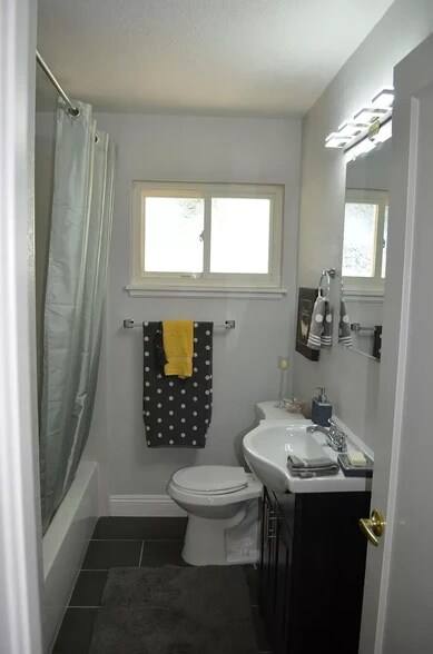 Guest Bath - 2355 Geraldine Dr