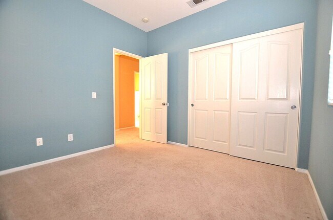 Building Photo - 4Br/3-1/2 bathroom Home