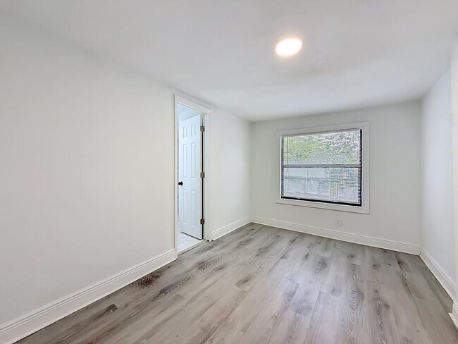 Building Photo - 8414 N 20th St