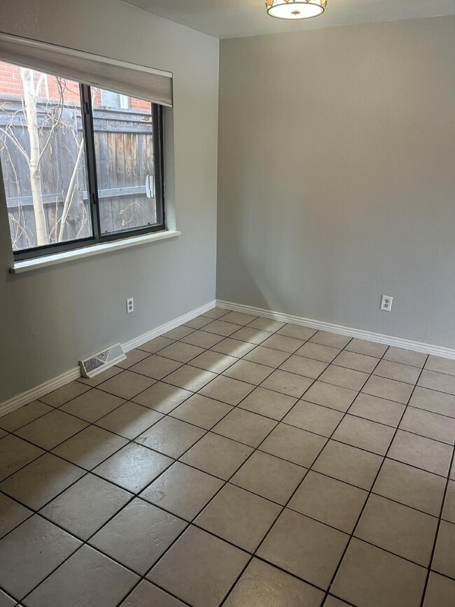 Building Photo - Available NOW! Cosy duplex in Potter Highlands!