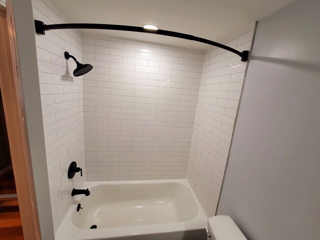 Building Photo - Lovely 2Bd/1.5Bth TH in Gaithersburg Montg...