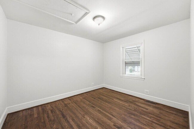 Building Photo - Beautifully Updated 3BR Home in an Established Burlington Neighborhood