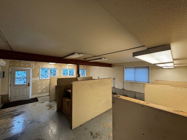 Building Photo - Silverdale Split-Level Home with Bonus Are...