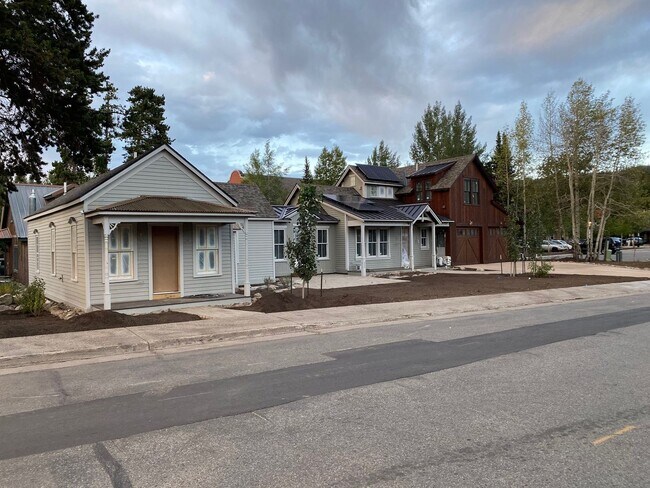 Building Photo - 300 Washington Rd