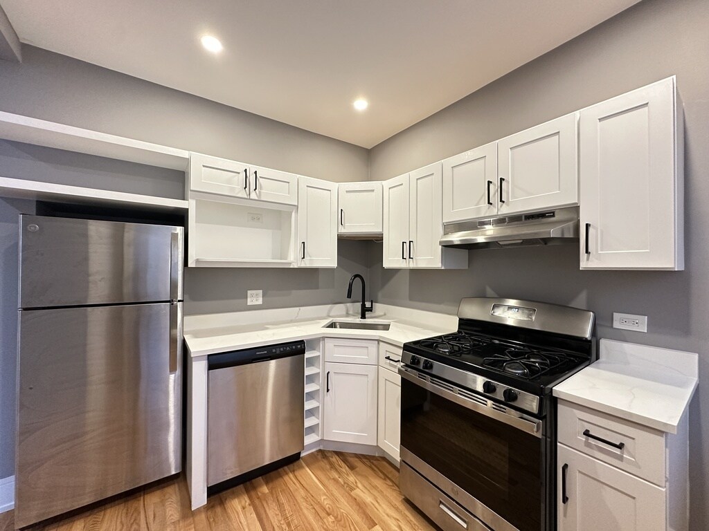 Building Photo - 639 W Cornelia Ave