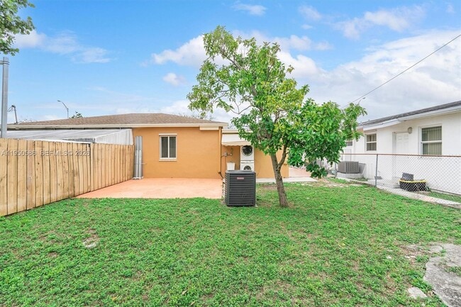 Building Photo - 934 E 22nd St