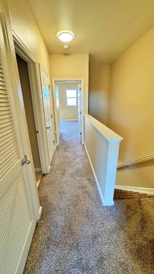 Building Photo - Spacious 2 Bed 2 Bath Townhome across from Aurora Mall and I-225, Close to Buckley SFB!
