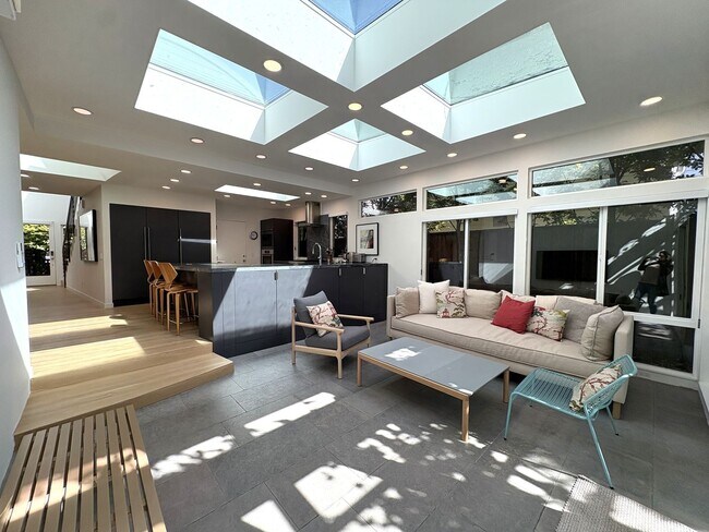 Building Photo - Modern Home availalble for lease in Menlo ...