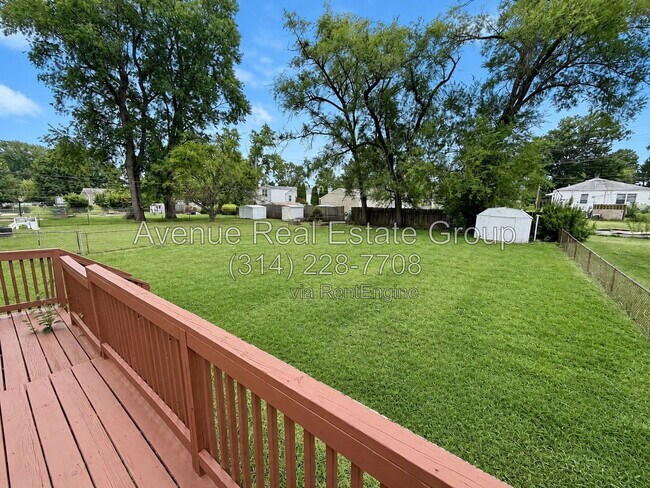 Building Photo - 830 Loekes Dr