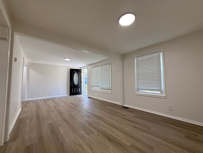 Building Photo - Remodeled 3BD/ 2Bath