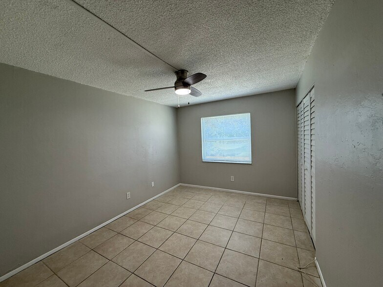 Building Photo - 2 Bed/1 Bath - Unit C3