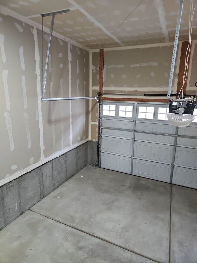 Building Photo - August free! 3 Bed/3.5 Bath Town Home for Rent in Bluffdale!
