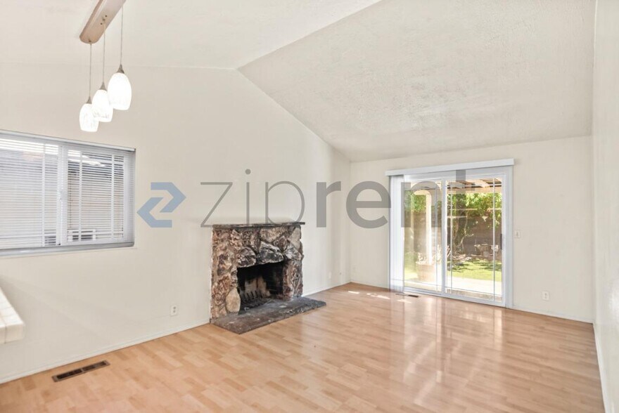Building Photo - Unit