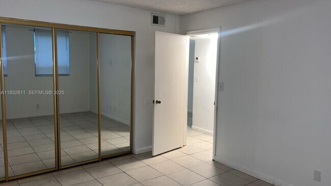 Building Photo - 1880 N Congress Ave