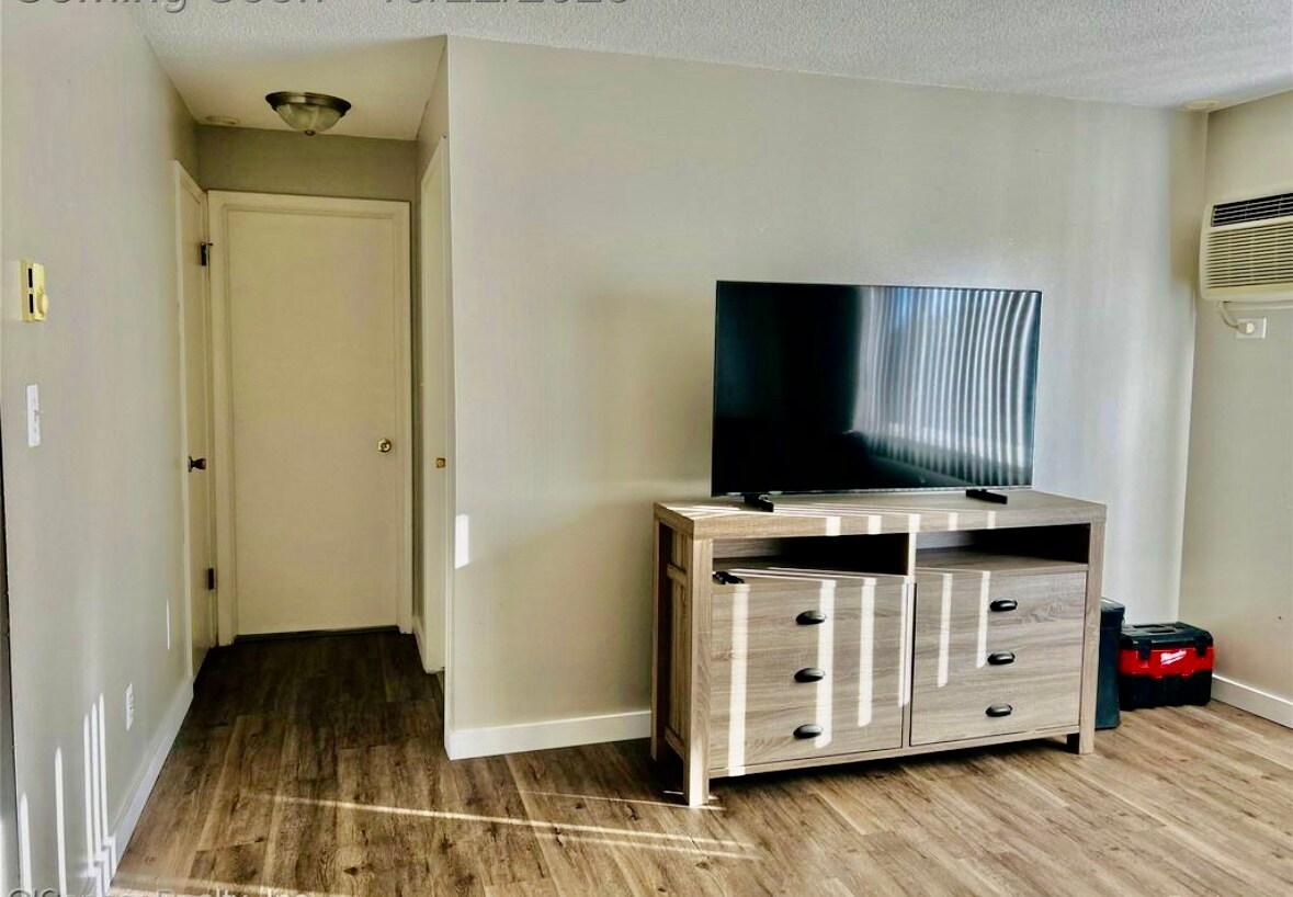 Building Photo - 1637 S Riverside Ave