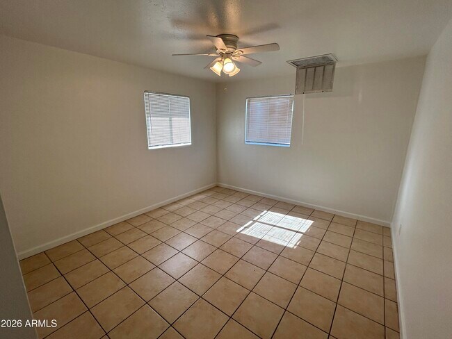 Building Photo - 114 W Riley Dr