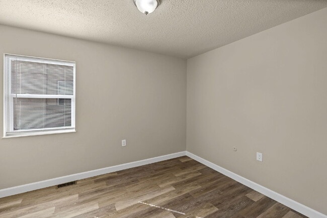 Building Photo - 404 Sunny Ln